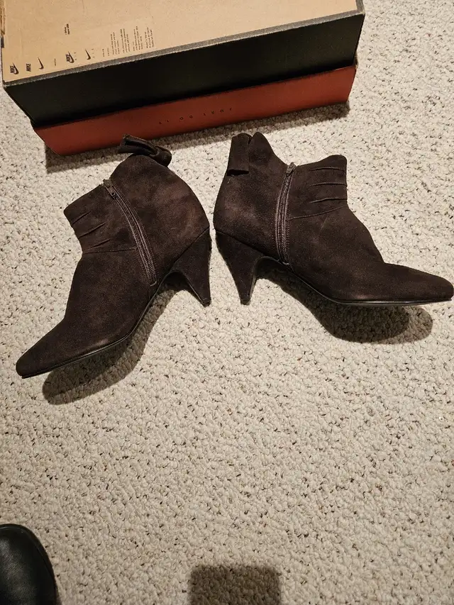 Leather ladies boots in Women's - Shoes in City of Toronto - Image 3
