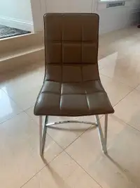 4 chaises/chairs cuirs haute qualité valeur 700$ chaque