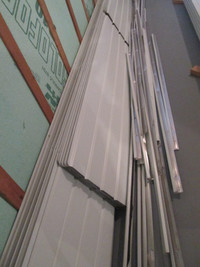 Soffites non ventilés et moulures en J en aluminium blanc