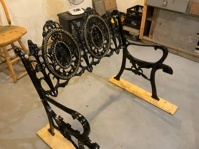 Cast iron garden bench in Patio & Garden Furniture in Barrie - Image 4