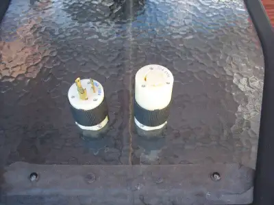 2 connecteurs Twist-Lock  250 Volts - 20 A, View more