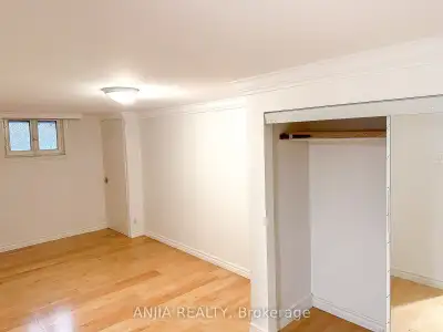 4 Rooms available for rent starting $800/month in Scarborough. Located near Kennedy & Finch intersec...