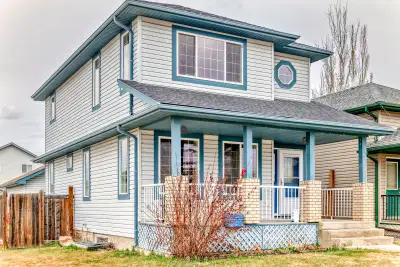 Beautiful south facing Carlton home for rent
