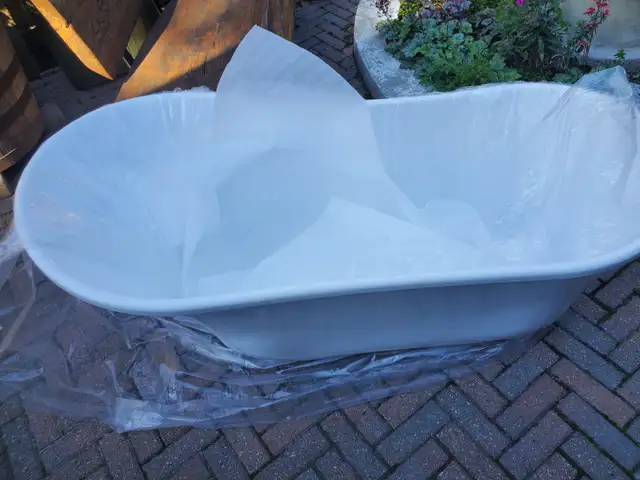 Clawfoot bathtub
