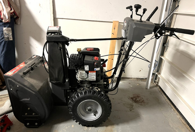 Snowblower 24" Briggs and Stratton only 1 1/2 years old. in Snowblowers in Prince Albert