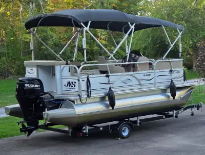 Saphir with premium vinyl flooring, & mooring cover with supports. Has a full gauge pkg with navigat...