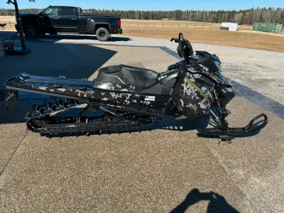 2013 Summit X 800 163” track 2.5” lug Electric start BMP can 2282 Miles In Great Condition Open to t...