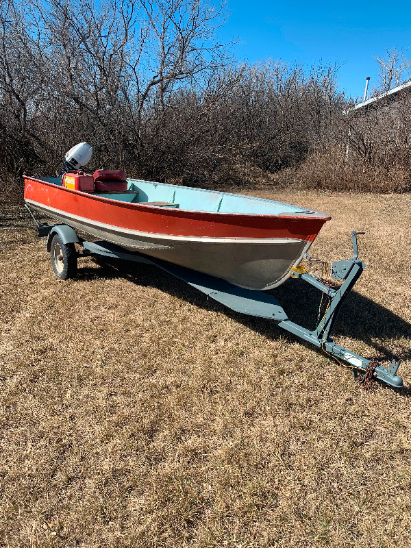 Boat motor and trailer in Powerboats & Motorboats in Saskatoon