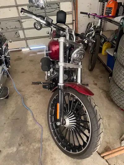 2017 Harley Davidson Breakout Stage 1, new rear tire, 7800km, windshield, leather bags, sissy bar, h...