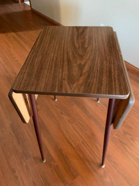 SMALL  TABLE  WITH  2  FOLDING  LEAVES