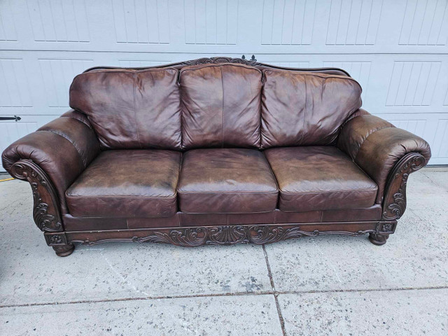 Beautiful Ashley Furniture Leather Set—Delivery included in Couches & Futons in Calgary - Image 2