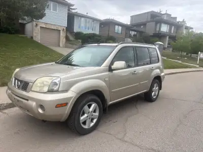 Nissan X-TRAIL runs and drive good power windows power locks panorama sunroof, automatic transmissio...