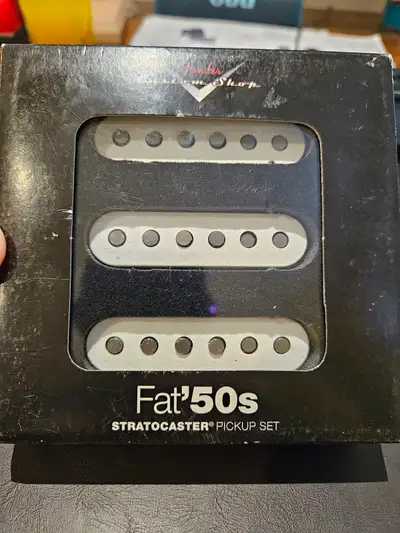 Fat '50s Custom Shop Stratocaster pickup set. Comme neuf, vient avec la boite, quincaillerie et inst...