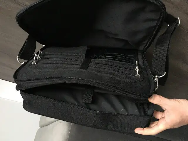 Samsonite Pro Messenger Laptop Briefcase in Laptop Accessories in Windsor Region - Image 8