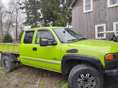 2006 GMC Sierra only 135000km drives . Will need a new battery . Rockers where redone 3 years ago Mi...