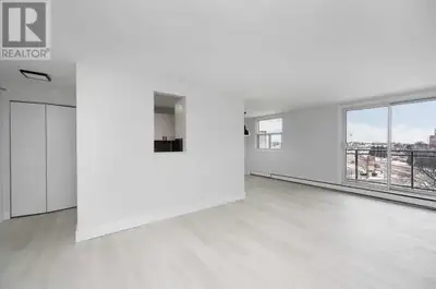 Very bright apartment for rent at 931 Wonderland Road South, London. 6th floor. The apartment has 2...