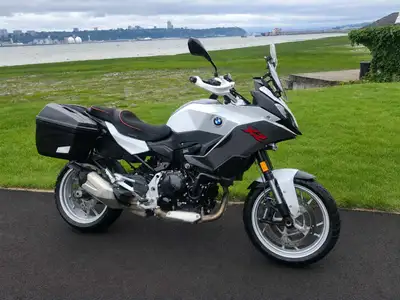 Découvrez la prochaine saison sans restreintes avec une moto 60% route 40% hors route, très propre,...