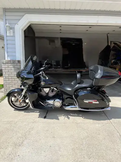 2012 Victory Cross Country Tour – Black, Loaded & Road-Ready! Ride in style with this stunning black...