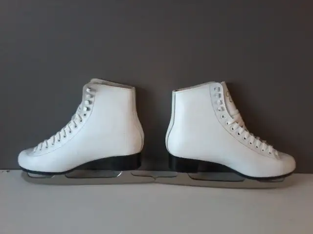 Patins à glace femme (2 pres X 9-9.5/3 pres X 9.5-10)/$40.00 pre in Skates & Blades in City of Montréal - Image 4