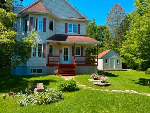 Maison à louer à Saint Sauveur, 3 chambres, foyer, grand terrain, internet inclus Saint Sauveur, $2,...