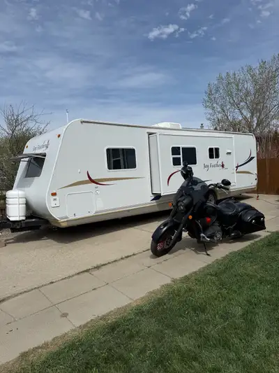 I'm selling a 2006 Jay Feather 29’ Bumper Pull, a spacious and comfortable travel trailer perfect fo...