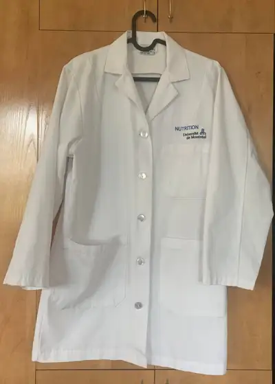 Uniforme complet NUTRITION Université de Montréal, taille extra-small qui comprend : • Pantalon blan...