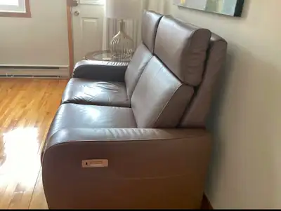 Causeuse luxueuse super confortable en cuir véritable qualité Bugatti. Sièges inclinables et appuis...