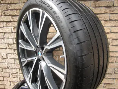 Like new ,low mileage 2024 BMW X7 M60 factory summer wheel package ,original performance BMW Individ...