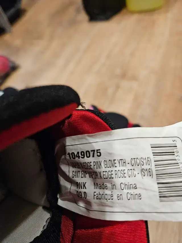Bauer Youth Hockey 9" Gloves x 2 in Hockey in City of Toronto - Image 10