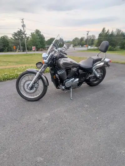 2006 Honda shadow Spirit 750cc a vendre Tres propre Pres a rider Run / Start comme un neuf Super bea...