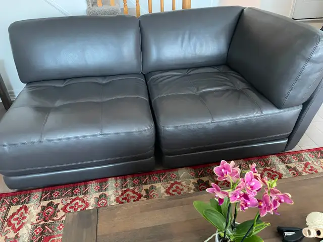 Chateau D'Ax Sectional Leather Sofa in Couches & Futons in Barrie - Image 3