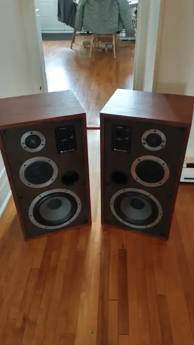 Enceintes Moniteur Celestion 551 en excellente condition fini Noyer . viens avec ses grilles d'origi...