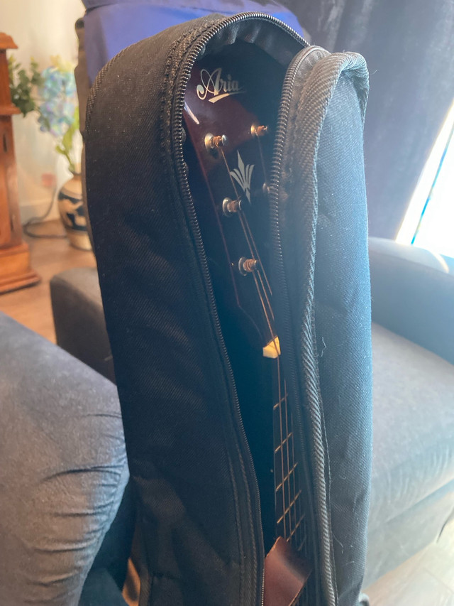 1 guitare Aria avec accessoires  dans Guitares  à Saint-Hyacinthe - Image 3