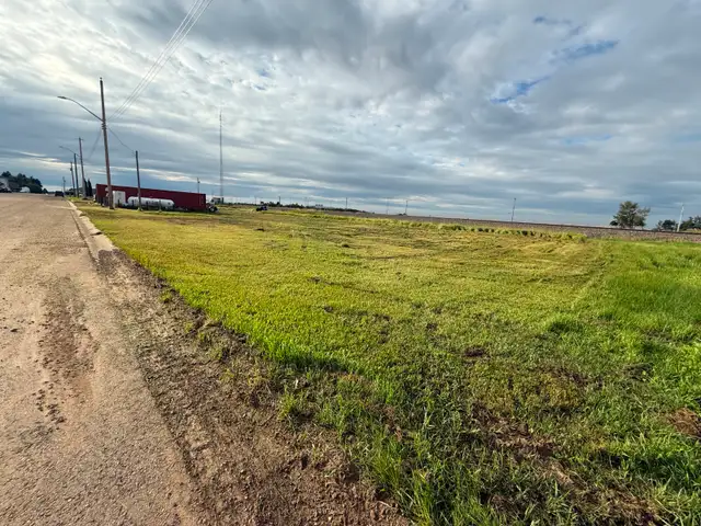 COMMERICAL BARE LAND PROPERTY IN DAYSLAND WITH HIGH EXPOSURE