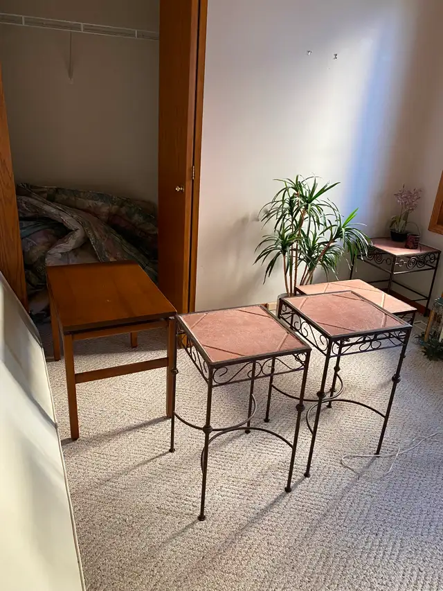 Small table very good condition602765286777169921