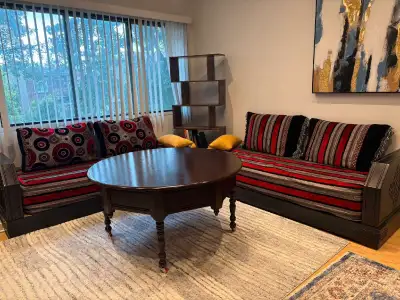 Beau salon marocain sur mesure avec set de table sur roues Viens avec 2 chaises Viens avec un autre...