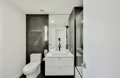 Magnifique condo de luxe à Ville‑Saint‑Laurent. Profitez d’une splendide vue sur le coucher du solei...