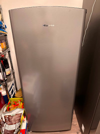 Hisense 20-inch W 6.3 cu.ft Fridge freezer barely used