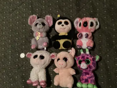 Je vends un assortiment de peluches Ty Beanie Boos. Ces adorables peluches sont en bon état et n'att...