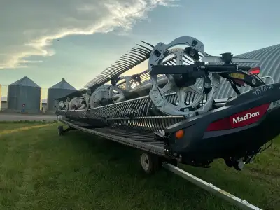 Boost your harvest productivity with this MacDon FD245 FlexDraper header, designed to deliver except...