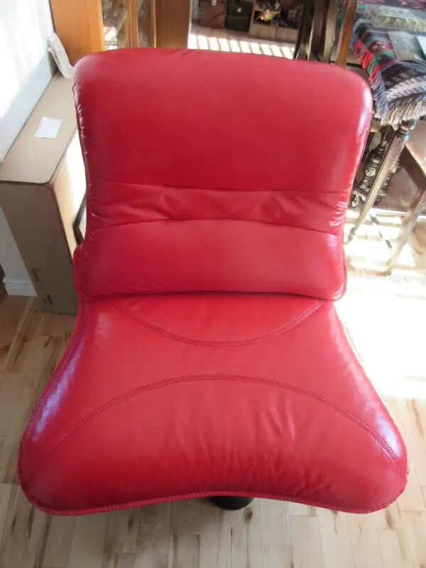 Used, Red swivel chair, few knicks, pick up in Timmins only in Chairs & Recliners in Timmins - Image 2