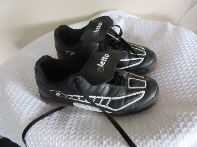 Eletto indoor soccer shoes Ladies size 8 or guys size 6 in Soccer in Edmonton