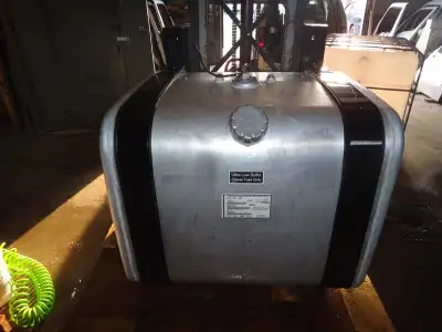 Réservoir diesel neuf en Aluminium camion mack 70 gallons Cette annonce est pour Un réservoir mack 7...