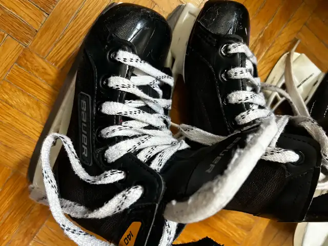 Used Bauer ice skates  size Y10 in Skates & Blades in Mississauga / Peel Region - Image 2