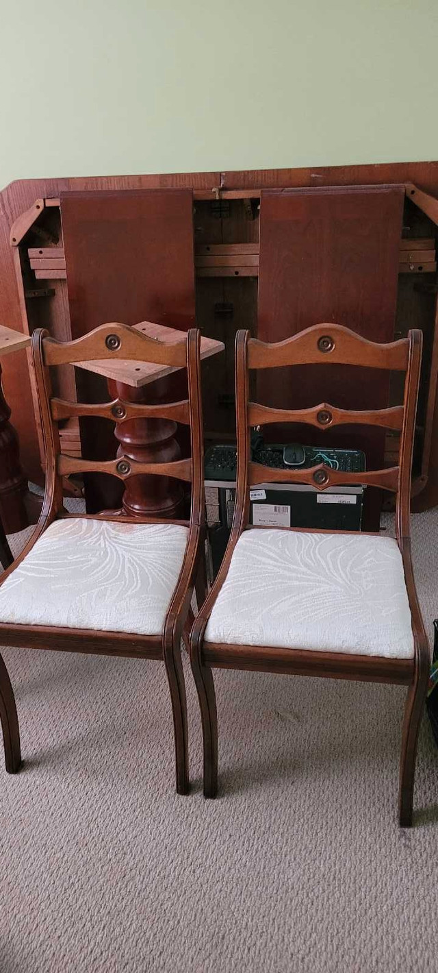 Vintage table and chairs dans Mobilier de salle à manger et cuisine  à Bedford - Image 4