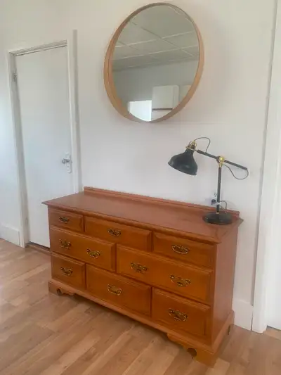 Commode/buffet à tiroirs avec un autre petit meuble assorti, View more