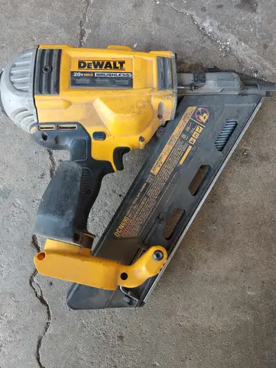 Works Uses DeWalt batteries