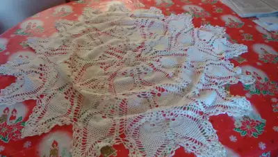 VINTAGE CROCHET TABLE CLOTH CENTRE PIECE P/U QUEENSLAND SE, View more