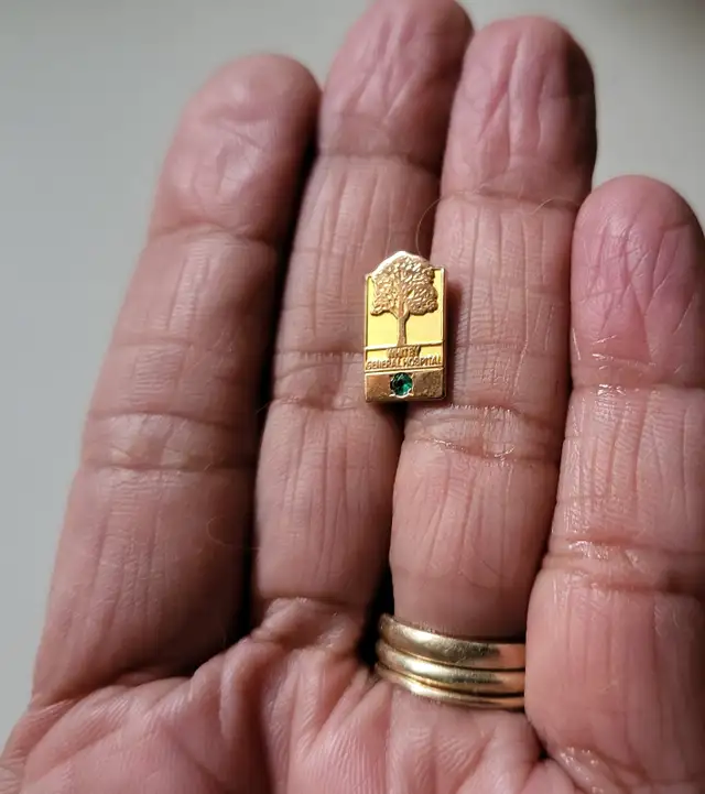 Vintage 10k Gold/ Emerald Whitby General Hospital Service Pin in Arts & Collectibles in Oshawa / Durham Region - Image 6