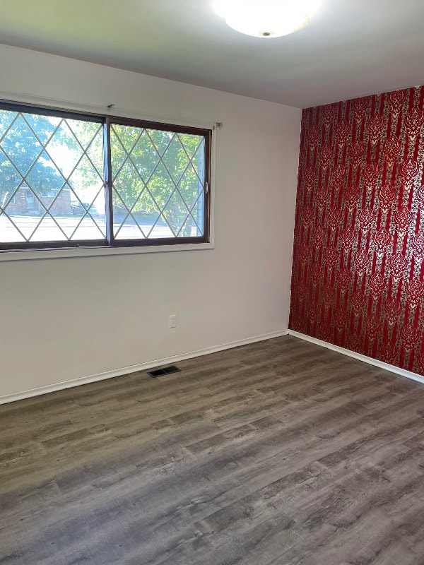 3 bedr bungalow ,garage, big yard. Good location! Long Term Rentals